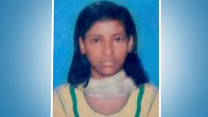 তান্ত্রিকের কোপে পড়ে মৃত্য়ুশয্য়ায়  স্কুলছাত্রী! বাড়ি ভাঙচুর জনতার