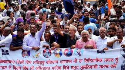 'ശബരിമലയെയും തിരുപ്പതിയെയും തൊടാത്തതെന്ത്?', ദില്ലിയില് ദലിത് ക്ഷേത്രം പൊളിച്ചതിൽ വന് പ്രതിഷേധം