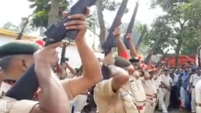 అంత్యక్రియల్లో తుస్సుమన్న తుపాకులు: పోలీసులపై సీఎం సీరియస్