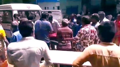 প্রকাশ্যে স্ত্রীকে কোপাল স্বামী, গণপিটুনির পরে পুলিশের হাতে তুলে দিলেন প্রত্যক্ষদর্শীরাই