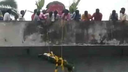 ദലിത് യുവാവിന്റെ മൃതദേഹം കൊണ്ടുപോകാനായി വഴി നല്കിയില്ല; ഒടുവില് പാലത്തില്നിന്ന് കയറില് തൂക്കിയിറക്കി