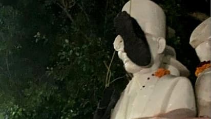 বিনা অনুমতিতে স্থাপনা, একদিনেই সাভারকরের মূর্তিতে জুতোর মালা! মুখে লেপে দেওয়া হল কালিও