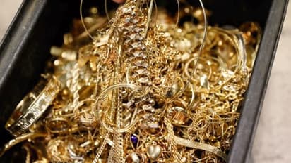 Gold stays steady of Rs 39,670; silver gains Rs 190