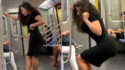 मेट्रो में शॉर्ट ड्रेस में चढ़ी खूबसूरत महिला, अचानक करने लगी ऐसी हरकतें