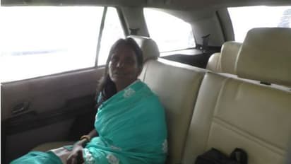 সেলফি তোলার আব্দার, বিমানবন্দরে নামতেই রাণু যেন সেলিব্রিটি