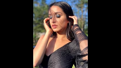 సాహో బ్యూటీ  హాట్ & క్యూట్ ఫొటోస్