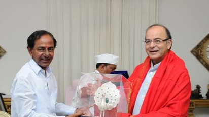 కేసీఆర్, కేటీఆర్ లతో అరుణ్ జైట్లీ (ఫోటోలు)