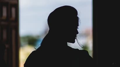 கல்யாணமான 40 நாளில் மருத்துவ மாணவிக்கு பரிதாபம்... காலேஜ் ஹாஸ்டலில் அதிகாலையில் பெரும் அதிர்ச்சி!!