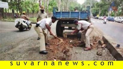 ಮಹಾಮಳೆಯಿಂದ ರಸ್ತೆಗಳಲ್ಲಿ ಹೊಂಡ: ಗುದ್ದಲಿ, ಸಲಾಕೆ ಹಿಡಿದಿದ್ದಾರೆ ಸಂಚಾರಿ ಪೊಲೀಸರು