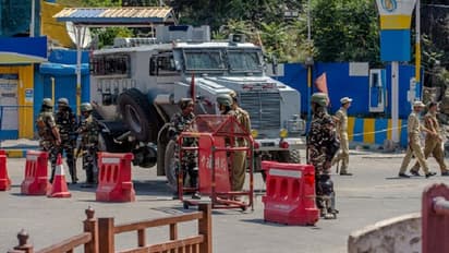 Day-time restrictions lifted from most of Kashmir, public transportation still off road