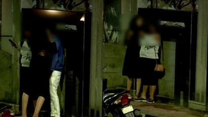 நள்ளிரவில் ஓசி குடிக்கு பொண்டாட்டியை அழைத்து சென்ற கணவன்... சரக்கு மப்பில் அரைகுறை ஆடையில் ஆபாச நடனம்...