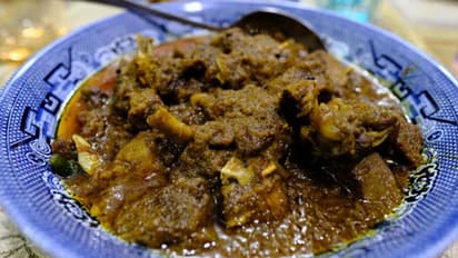 ಜೀವಕ್ಕಿಂತ ಹೆಚ್ಚಾಯ್ತಾ ಮಾಂಸದ ಅಡುಗೆ..? ಮಟನ್ ಕೊಳ್ಳೋಕೆ ಮುಗಿಬಿದ್ದ ಜನ