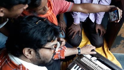 'জয় শ্রীরাম' নিয়ে প্য়ারোডি, 'দিদিকে বলো,হরি বলো' বাবুলের