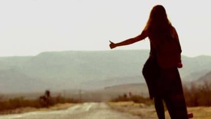 ఆడకూతురని జాలిదలిచి లిఫ్ట్ ఇస్తే.. లక్షన్నర బైక్‌తో జంప్