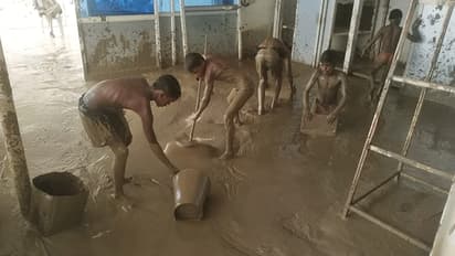 बच्चों की कीचड़ वाली फोटो हो रही वायरल, मासूम बोले-साबजी ने कहा था...