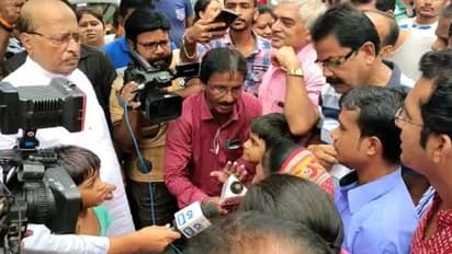 রেশন দোকানে সটান মন্ত্রী, অভিযোগের লিস্ট খুললেন ক্রেতা