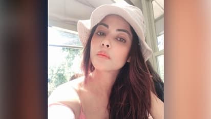 চড়া দামের পর এবার পোকা! পাঁচতারা হোটেলের খাবারের ভিডিও শেয়ার করলেন নায়িকা