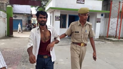 बच्चा चोरी के आरोपी को मार डालने पर उतारु हुई भीड़, पुलिस ने बड़ी मुश्किल से बचाया