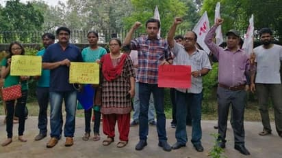 ആമസോണ് കാടുകള് കത്തിയമരുന്നതിനെതിരെ ബ്രസീല് എംബസിക്ക് മുന്നില് പ്രതിഷേധവുമായി ഡിവൈഎഫ്ഐ