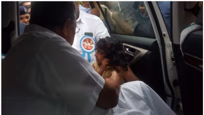 മുഖ്യമന്ത്രിക്ക്‌ കമ്മൽ ഊരി നൽകി; മാതൃകയായി കൊച്ചു പെണ്‍കുട്ടി