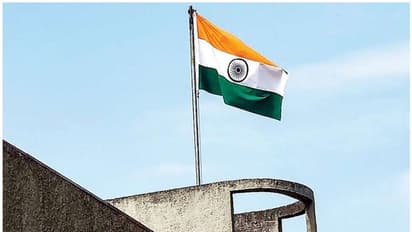 സംസ്ഥാന പതാക നീക്കി; ജമ്മുകശ്മീരില്‍ സെക്രട്ടേറിയേറ്റ് മന്ദിരത്തിന് മുകളില്‍ ഇനി ത്രിവര്‍ണ പതാക