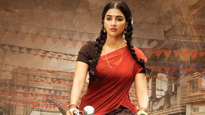 అదరకొట్టే అందం: సైకిల్ తొక్కుతూ పూజ హెగ్డే