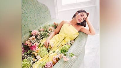 বেবি বাম্প নিয়ে শরীরচর্চা! ছবি শেয়ার করে ভক্তদের নজর কাড়লেন এই অভিনেত্রী