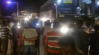 தடுப்புச்சுவரில் பயங்கரமாக மோதி கவிழ்ந்த தனியார் பேருந்து.. அதிர்ஷ்டவசமாக உயிர் தப்பிய பயணிகள்..!