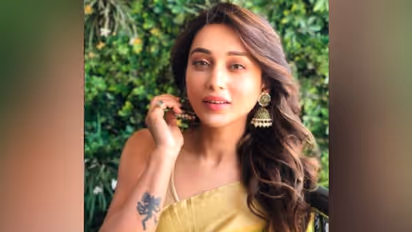 বিজ্ঞাপনে 'জনপ্রতিনিধি' ব্যবহার মিমির, মুখ খুললেন বিরোধী দলের নেতা-মন্ত্রীরা