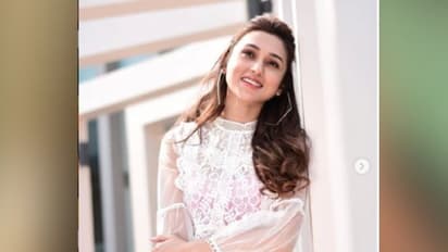 একই ফ্রেমে তিন দলের তিন তারকা, রাজনৈতিক রং ভুলে পার্লামেন্টে পোজ মিমির