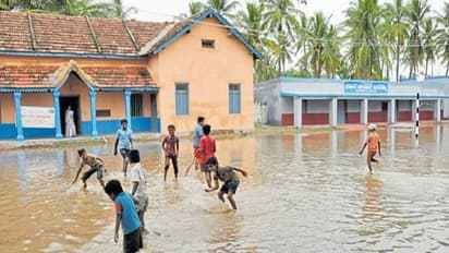 ಬೆಳಗಾವಿ: ಜಲಾವೃತಗೊಂಡಿದ್ದ ಶಾಲೆ ಸ್ವಚ್ಛಗೊಳಿಸಿದ ವಿದ್ಯಾರ್ಥಿಗಳು