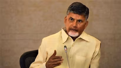 డిప్యూటీ సీఎం ఇలాకాలో విద్యార్థుల పాముకాటు... ముఖ్యమంత్రిదే బాధ్యత: చంద్రబాబు, లోకేష్ సీరియస్