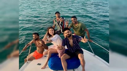 కోహ్లీ-అనుష్క జంటతో అర్థనగ్నంగా కెఎల్ రాహుల్...వీడియో చక్కర్లు