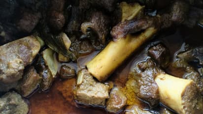 শাহি মটন মোঘলাই দিয়ে মন ভরান পরিবারের