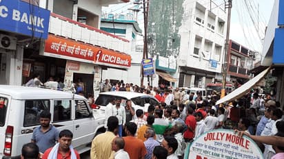 फिल्मी स्टाइल में दिनदहाड़े बैंक में डकैती, वो सब लूटते रहे और लोग चुपचाप खड़े होकर देखते रहे