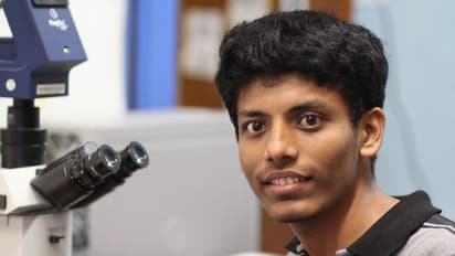 അന്ന് ഫീസടക്കാന് പണമില്ലാത്തതിനാല് സ്കൂളില്നിന്നും പരീക്ഷാഫലം നല്കിയില്ല; ഇന്ന് വെര്ജീനിയ സര്വകലാശാലയില് ഗവേഷകന്