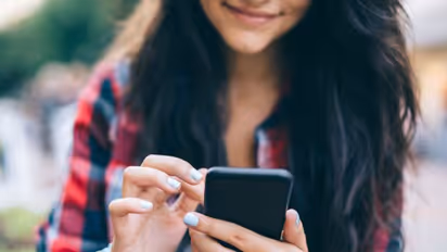 എപ്പോഴും ഫോണില്‍ നോക്കിയിരിക്കുന്നവരാണോ? നിങ്ങള്‍ക്ക് കിട്ടും 'എട്ടിന്‍റെ പണി'