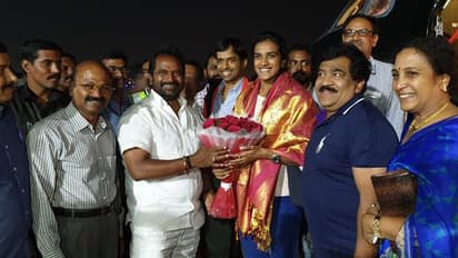 హైదరాబాద్ కు పివి సింధు...స్వాగతం పలికిన మంత్రి శ్రీనివాస్ గౌడ్ (వీడియో)