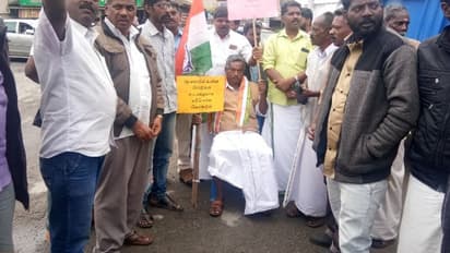 റോഡുകൾ നന്നാക്കണം; മൂന്നാർ ടൗണിൽ കെപിസിസി വൈസ് പ്രസിഡന്റ് കുത്തിയിരിപ്പ് സമരം നടത്തി