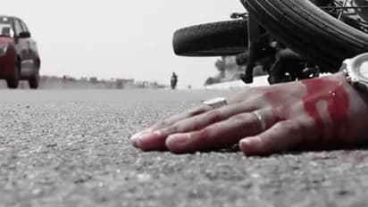 లోయలోకి దూసుకెళ్లిన కారు... నలుగురు మృతి