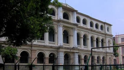 এক মাসেও মেটেনি শিক্ষকের সমস্যা, আবারও অভিভাবকদের বিক্ষোভ হেয়ার স্কুলের সামনে