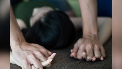 மாடலுடன் காரில் வெறித்த உறவில் ஈடுபட்ட பிக்பாஸ் நடிகை..?? கசமுசா வீடியோ சமூக வலைதளத்தில் வைரல்..!!