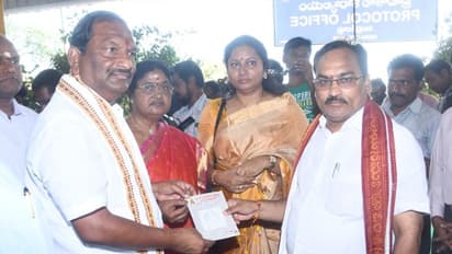 బెజవాడ దుర్గమ్మకు ముక్కుపుడకను సమర్పించిన మంత్రి కొప్పుల