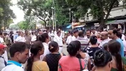 সাড়ে ৫০০ ছাত্রের জন্য় ৮ জন শিক্ষক, হেয়ার স্কুলে পথ অবরোধ অভিভাবকদের