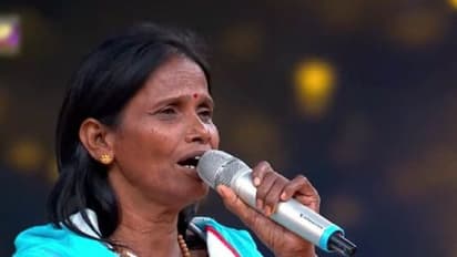 রানুর কন্ঠে কাঁচা বাদাম, কনের সাজে গান গাইলেন রানাঘারের ভাইরাল শিল্পী রানু মন্ডল