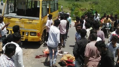 వేములవాడలో స్కూల్ వ్యాన్ బోల్తా, ముగ్గురు చిన్నారుల దుర్మరణం