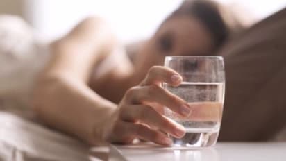 വെറും വയറ്റിൽ ഒരു ഗ്ലാസ് ചൂടുവെള്ളം കുടിക്കുന്നത് ശീലമാക്കൂ; കാരണം