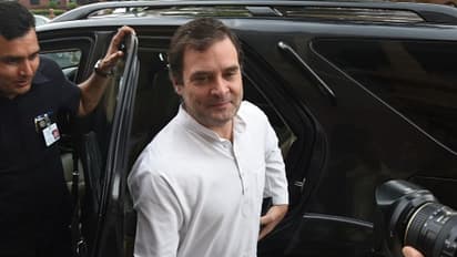 ফের প্রকাশ্যে চুম্বন, অস্বস্তিতে পড়লেন রাহুল! পশ্চিমবঙ্গ, গুজরাতের পর এবার কেরলে, দেখুন ভিডিও