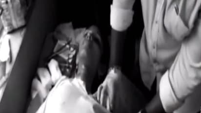 దారుణం: డిగ్రీ విద్యార్ధినిపై ప్రేమోన్మాది దాడి, పరిస్థితి విషమం