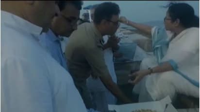 উর্দি পরেই মুখ্যমন্ত্রীকে প্রণাম, বিতর্কে আইপিএস রাজীব মিশ্র